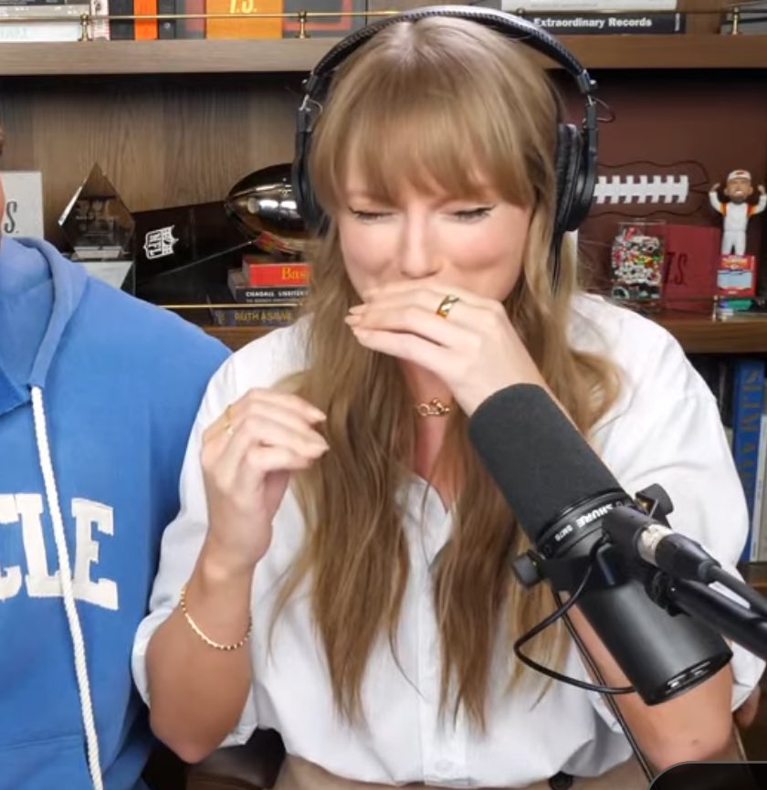 redwinets's tweet image. TAYLOR 😭BEING😭 EMOTIONAL 😭OVER 😭GETTING 😭HER 😭MUSIC 😭BACK 😭