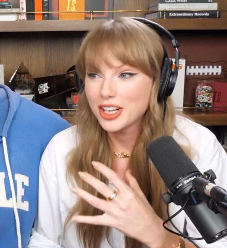 TAYLOR 😭BEING😭 EMOTIONAL 😭OVER 😭GETTING 😭HER 😭MUSIC 😭BACK 😭