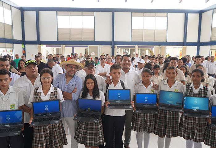 CelsoTeteC's tweet photo. Avanza históricamente la conectividad para zonas rurales en mi departamento Magdalena. Gracias al gobierno del Presidente @petrogustavo, pasamos de tener solo 19 escuelas conectadas en el año 2022 a 570 escuelas conectadas en todo el Magdalena en este año 2025.
543 escuelas rurales que antes no tenían conectividad, hoy la tienen. Son 7.304 hogares beneficiados, con una inversión histórica de $120.147 millones en infraestructura digital en municipios como El Banco, Plato y Fundación.
También se han están desplegando 300 km de fibra óptica para conectar 14.158 hogares vulnerables en municipios como Ciénaga, Pueblo Viejo y las comunidades palafíticas de Nueva Venecia. ¡Esto es cambio!