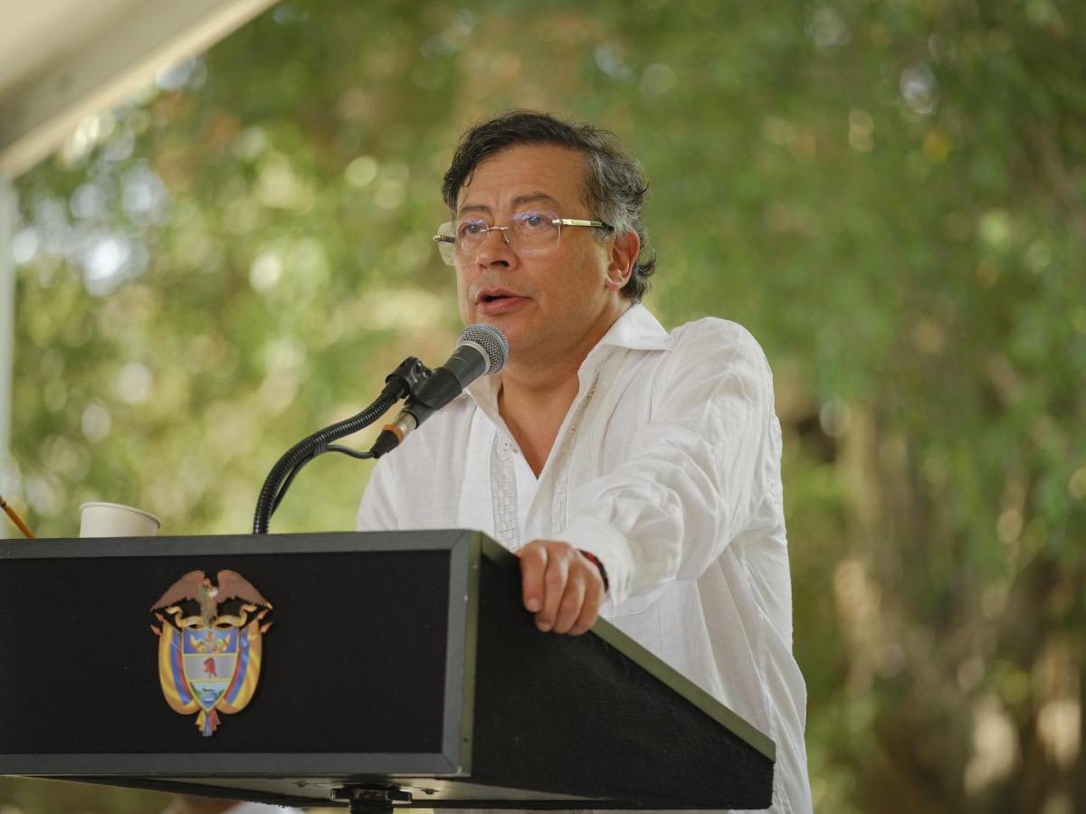 CelsoTeteC's tweet photo. Avanza históricamente la conectividad para zonas rurales en mi departamento Magdalena. Gracias al gobierno del Presidente @petrogustavo, pasamos de tener solo 19 escuelas conectadas en el año 2022 a 570 escuelas conectadas en todo el Magdalena en este año 2025.
543 escuelas rurales que antes no tenían conectividad, hoy la tienen. Son 7.304 hogares beneficiados, con una inversión histórica de $120.147 millones en infraestructura digital en municipios como El Banco, Plato y Fundación.
También se han están desplegando 300 km de fibra óptica para conectar 14.158 hogares vulnerables en municipios como Ciénaga, Pueblo Viejo y las comunidades palafíticas de Nueva Venecia. ¡Esto es cambio!