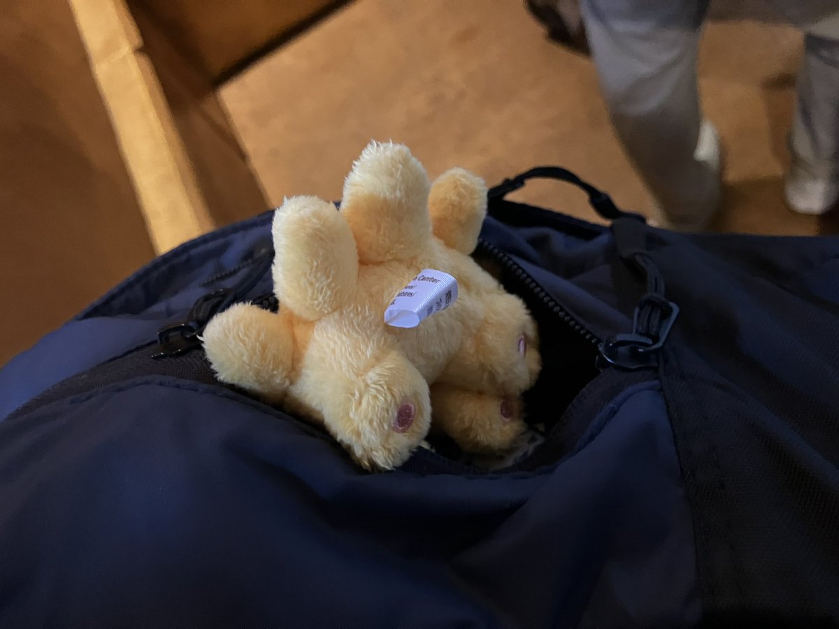 荷物パンパンでおしりがはみ出すサンくん