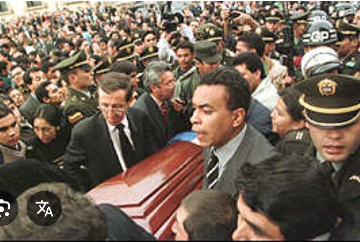 Orlando71156528's tweet photo. No son imágenes del entierro de miguel uribe, son las imágenes del entierro del grandioso Jaime Garzón, en la plaza de Bolívar, un verdadero ídolo del pueblo. https://t.co/okIa5z5KmU