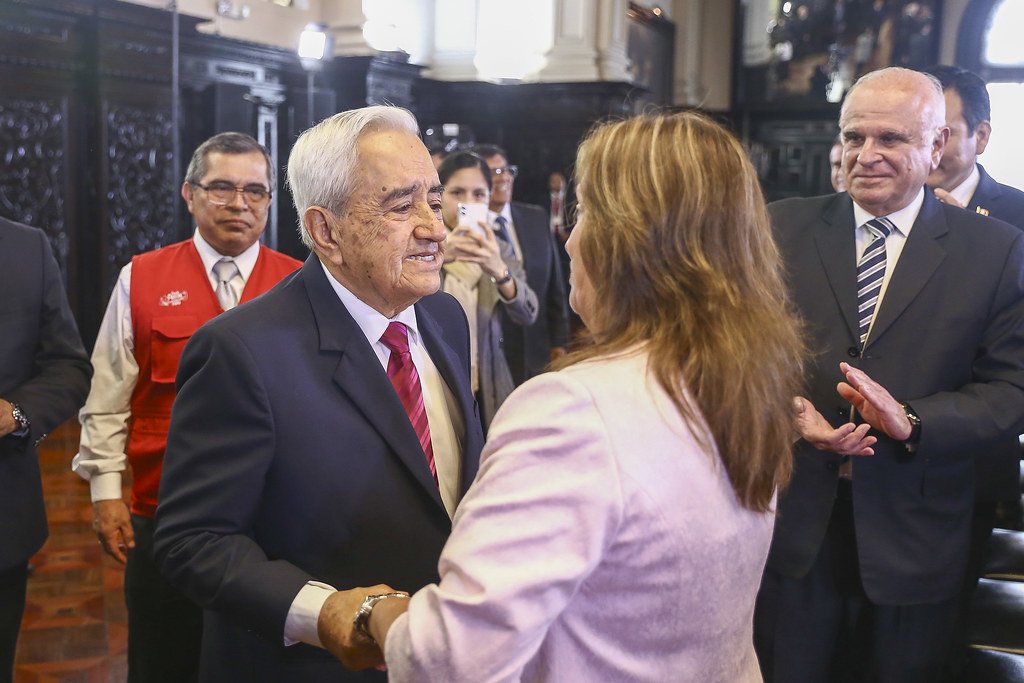 Eloy Marchán (@eloymarchan) on Twitter photo Hay fotos de las que uno no vuelve.
Una de esas es la de Dina Boluarte agarrándose hoy de los manos en Palacio de Gobierno con el jefe de los integrantes del Grupo Colina, Juan Rivera Lazo, condenado a 25 años de cárcel por la matanza de Barrios Altos.
Foto: <a href="/Ojo_Publico/">OjoPúblico</a> Hay fotos de las que uno no vuelve.
Una de esas es la de Dina Boluarte agarrándose hoy de los manos en Palacio de Gobierno con el jefe de los integrantes del Grupo Colina, Juan Rivera Lazo, condenado a 25 años de cárcel por la matanza de Barrios Altos.
Foto: <a href="/Ojo_Publico/">OjoPúblico</a>