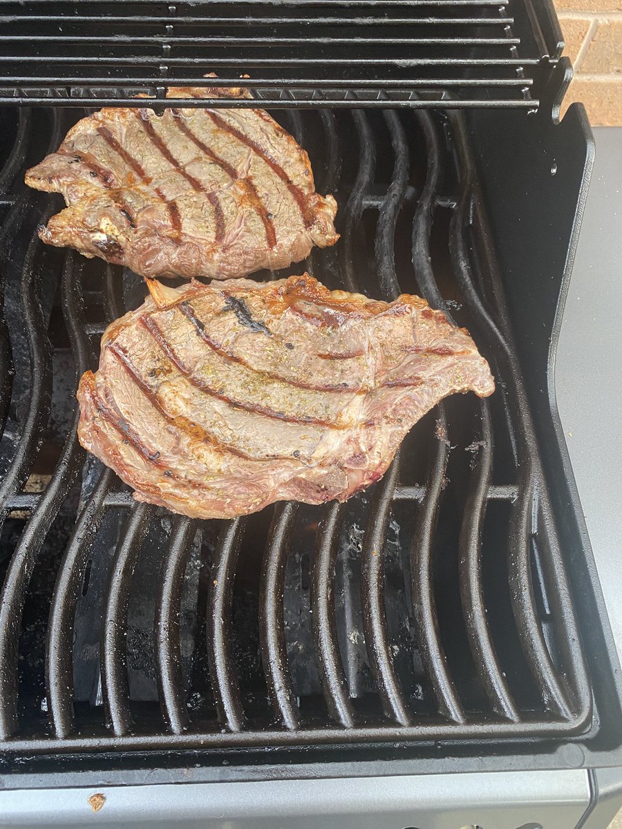 Justin87925317's tweet photo. Good evening world my goodness what a long hump day. Good news I’m not that Ramsey chef guy but I’m ok with it😂. Steak is comforting tonight oh and boom 💥 boom yes the beer clock came to play🍻😂.. I’d like to wish you all a beautiful evening.🥰#greatevening https://t.co/7zc3YeIg6A