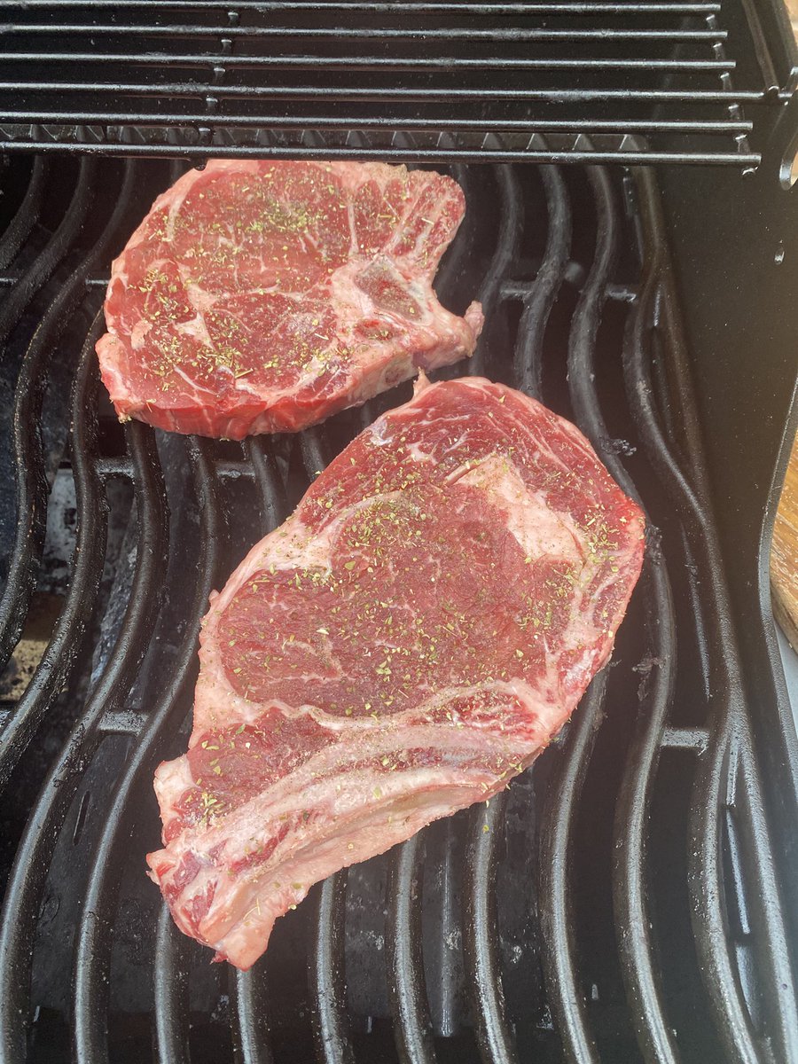 Justin87925317's tweet photo. Good evening world my goodness what a long hump day. Good news I’m not that Ramsey chef guy but I’m ok with it😂. Steak is comforting tonight oh and boom 💥 boom yes the beer clock came to play🍻😂.. I’d like to wish you all a beautiful evening.🥰#greatevening https://t.co/7zc3YeIg6A