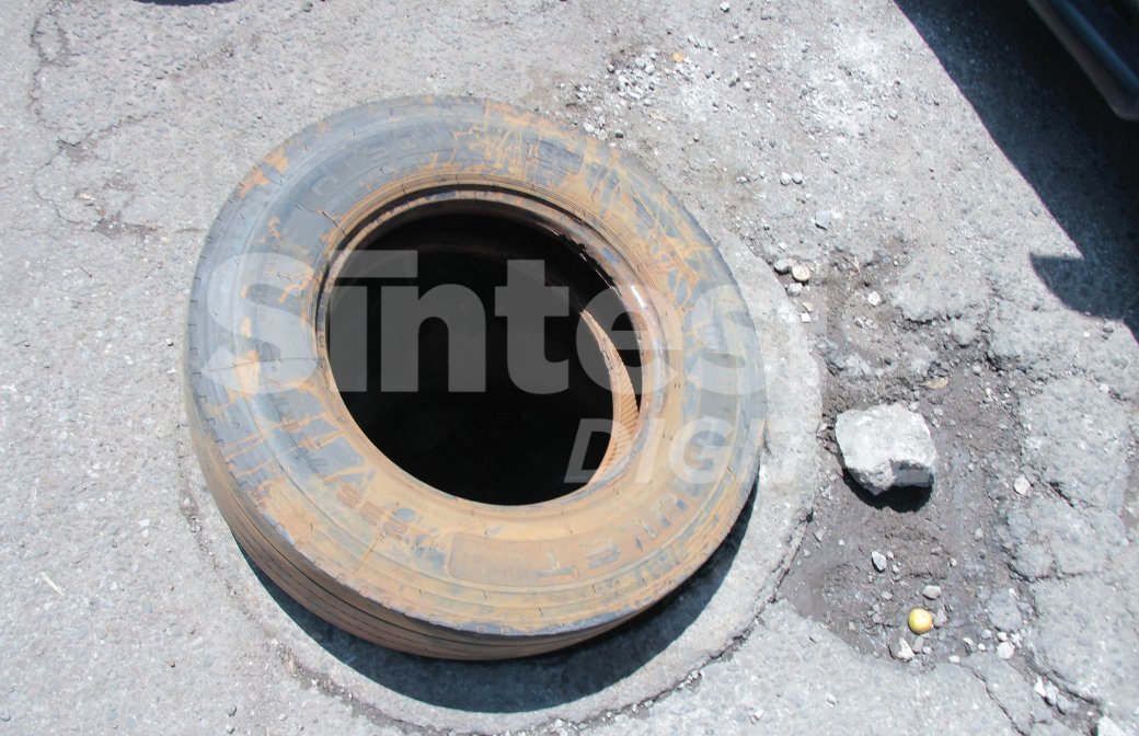 sintesisweb's tweet photo. ⚠️Una coladera sin tapadera junto a un baches, ambos señalizados con llantas que los vecinos colocaron, esto sobre la 15 oriente casi esquina con 24 sur, en la Colonia Azcarate.

📸@FotoSintesisOB https://t.co/QEZfmRDvMk
