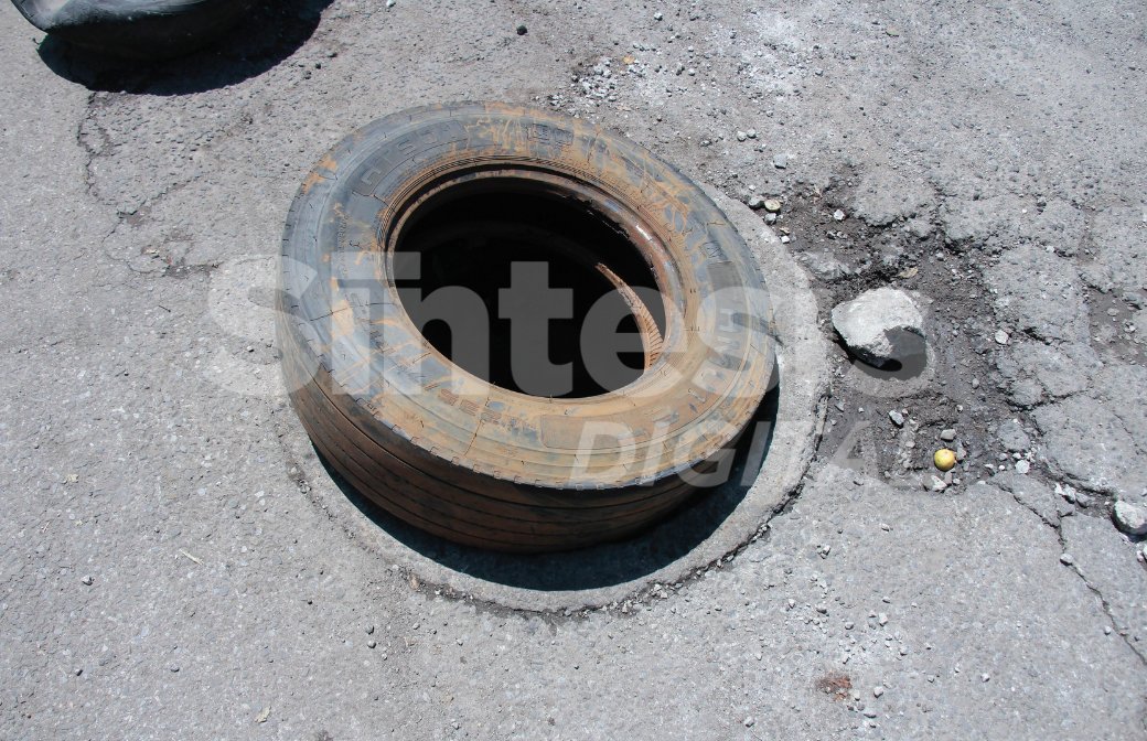 sintesisweb's tweet photo. ⚠️Una coladera sin tapadera junto a un baches, ambos señalizados con llantas que los vecinos colocaron, esto sobre la 15 oriente casi esquina con 24 sur, en la Colonia Azcarate.

📸@FotoSintesisOB https://t.co/QEZfmRDvMk