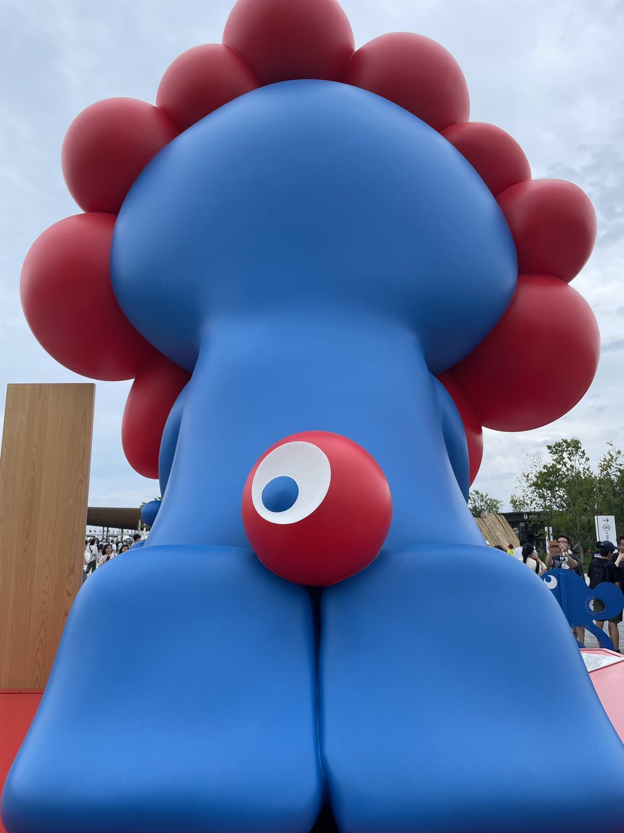 pjo_ch's tweet photo. ミャクミャクの後ろ姿を見て思ったこと。
「このお尻…間違いなく400mインターバルで鍛えてるやつ」
#大阪万博 #ミャクミャク #ランナー目線 https://t.co/XXND4d4vl0