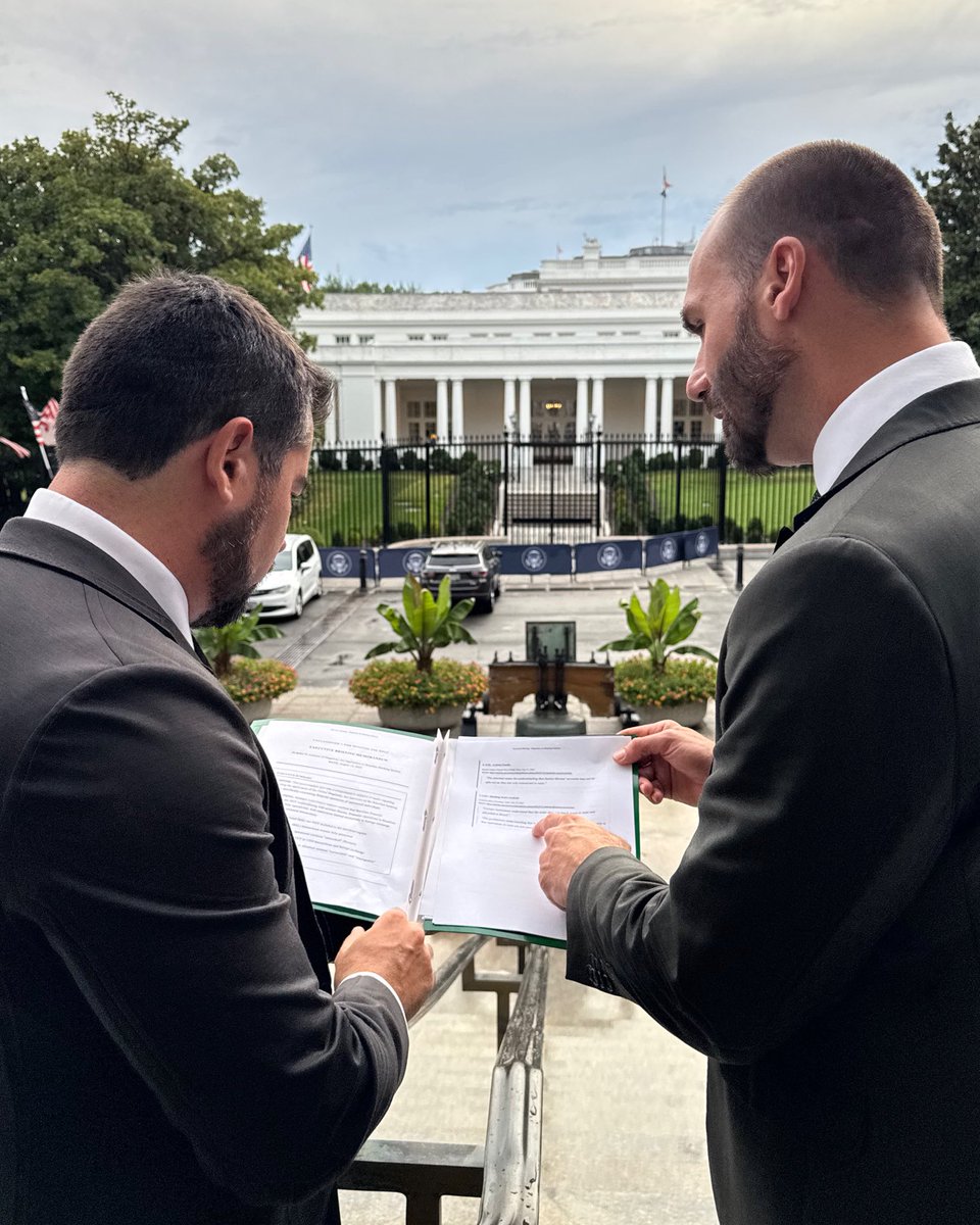 Eduardo Bolsonaro🇧🇷 (@bolsonarosp) on Twitter photo Dia de reuniões importantes com resultados tangíveis.
*Com <a href="/pfigueiredo08/">Paulo Figueiredo (8)</a> Dia de reuniões importantes com resultados tangíveis.
*Com <a href="/pfigueiredo08/">Paulo Figueiredo (8)</a>
