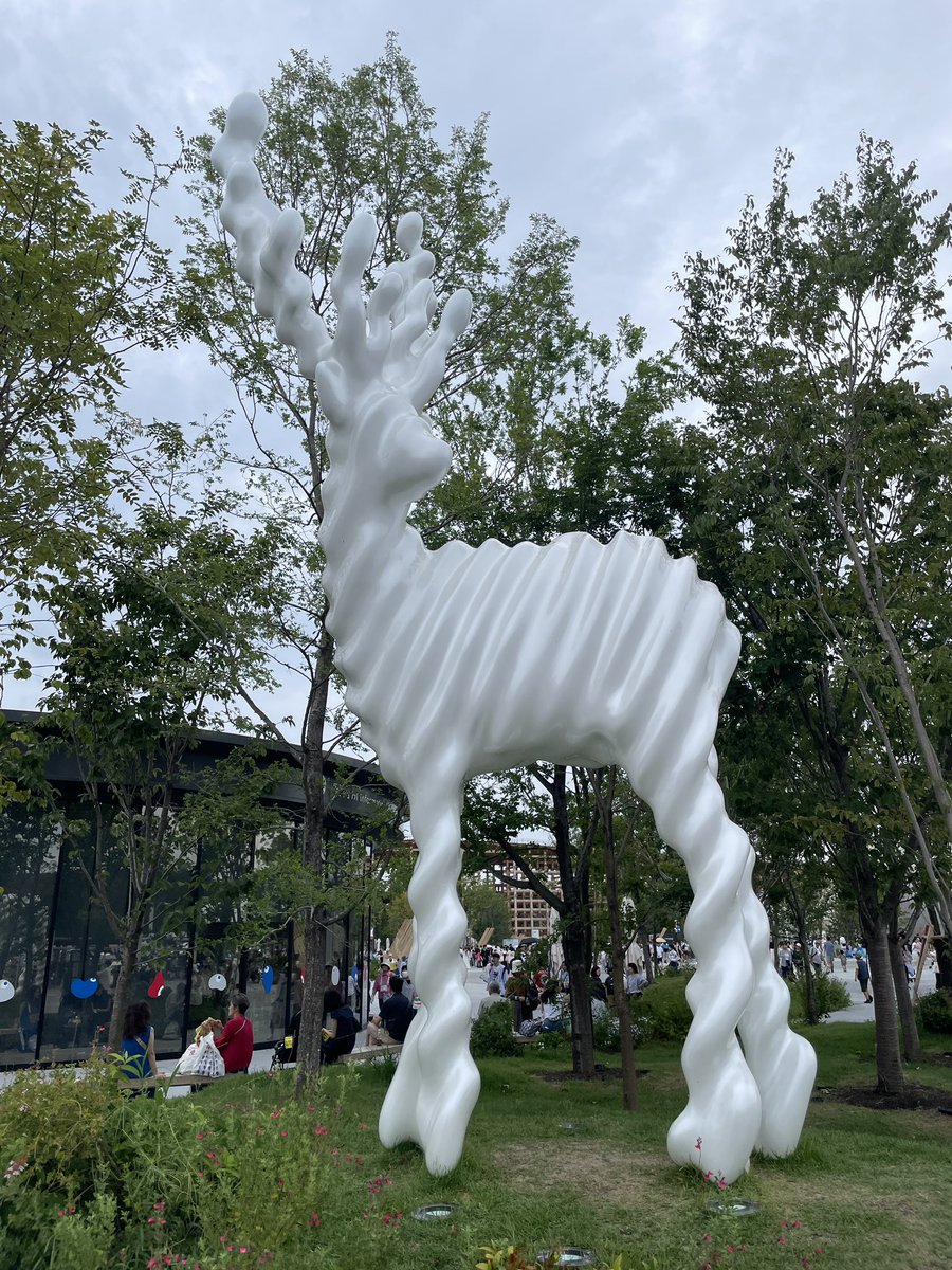 pjo_ch's tweet photo. 万博の白い鹿オブジェを見た瞬間──
「あ、祖霊の王だ」って脳がバグった。
#大阪万博 #エルデンリング #祖霊の王 https://t.co/Y2VgiUBtws