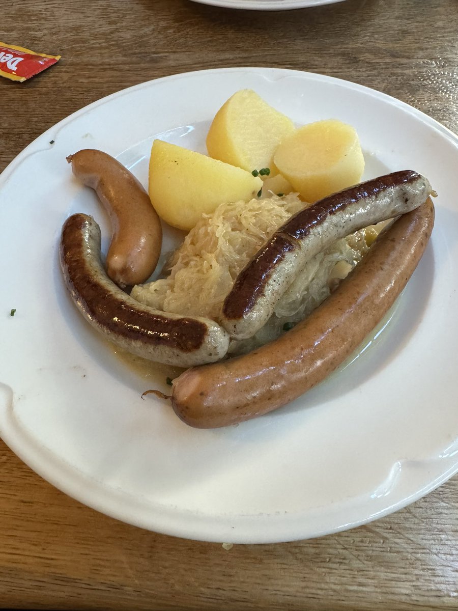 idumint's tweet photo. 行こう行こうと思っていたドイツ🇩🇪に行ってきた！
ここ数年時差がある国には行ってないから何かボーッとする(  ⌯₄⌯)
ノイシュバンシュタイン城も見れたしソーセージとビール🍺もビアホールで食べれたし大満足💯 https://t.co/5aPWtWkCeI