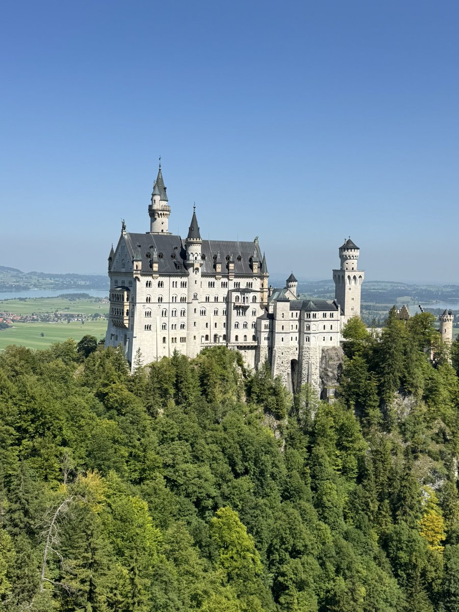 idumint's tweet photo. 行こう行こうと思っていたドイツ🇩🇪に行ってきた！
ここ数年時差がある国には行ってないから何かボーッとする(  ⌯₄⌯)
ノイシュバンシュタイン城も見れたしソーセージとビール🍺もビアホールで食べれたし大満足💯 https://t.co/5aPWtWkCeI