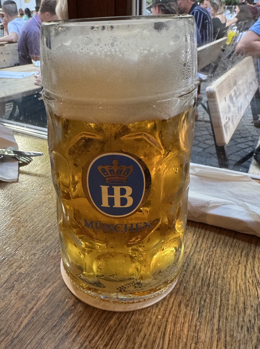 idumint's tweet photo. 行こう行こうと思っていたドイツ🇩🇪に行ってきた！
ここ数年時差がある国には行ってないから何かボーッとする(  ⌯₄⌯)
ノイシュバンシュタイン城も見れたしソーセージとビール🍺もビアホールで食べれたし大満足💯 https://t.co/5aPWtWkCeI