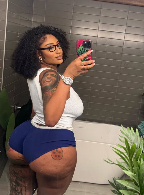 Watch 🇳🇬Eze Nwanyi Ifeoma ✨'s leaked NSFW photo on TwXstars