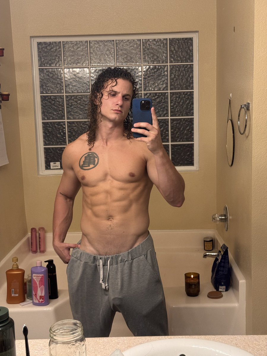 drewXwood's tweet photo. Had to answer the door mid-shower. I don’t get why my neighbor was so shy? https://t.co/Ajsjj8KZpP