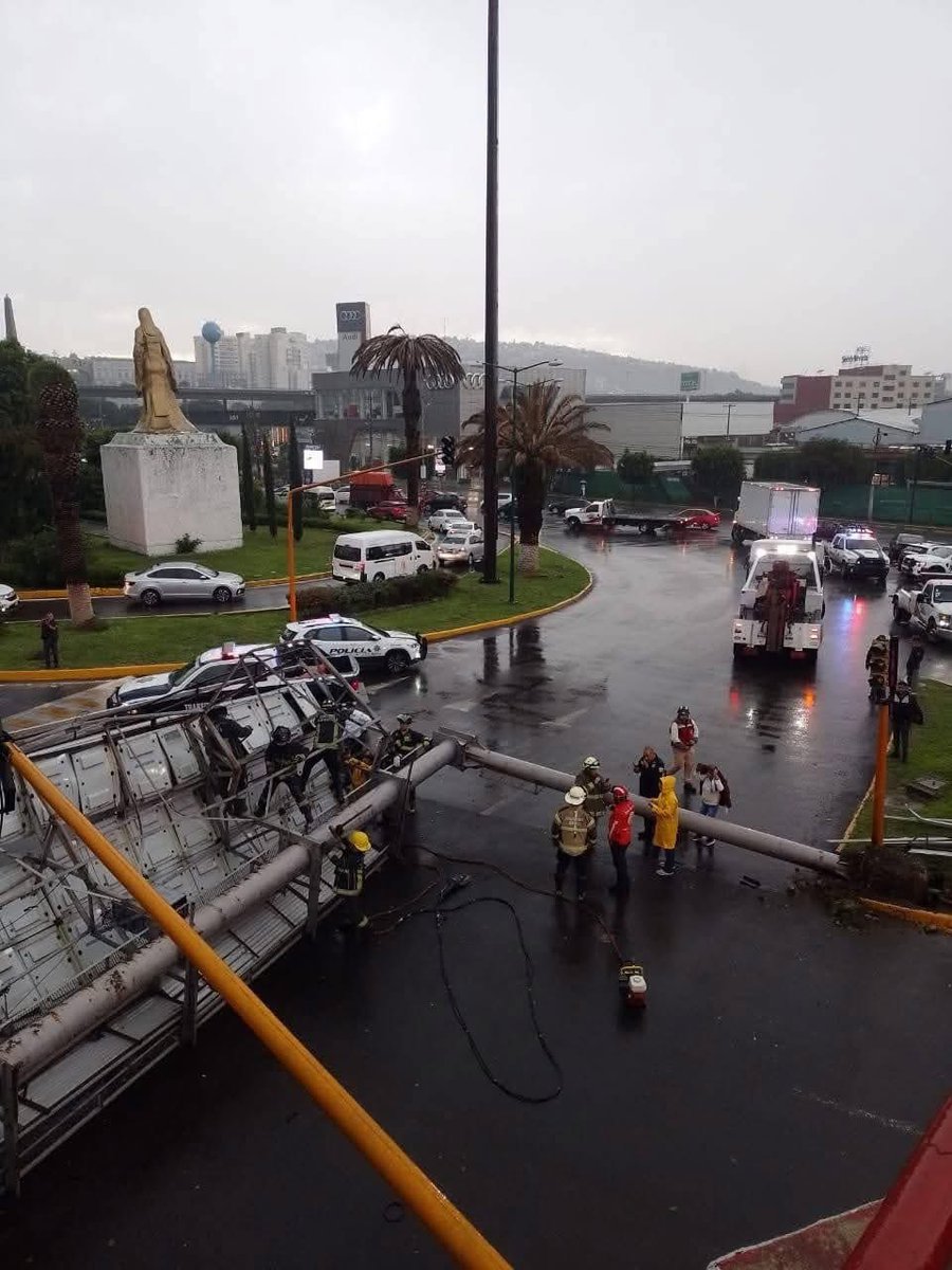 ReporteNR's tweet photo. CAE ESPECTACULAR EN #Tlalnepantla 

Un anuncio espectacular cayó sobre un vehículo en la Glorieta Sor Juana, Tlalnepantla, frente al Ministerio Público, antes de cruzar Periférico. 
Seguro has pasado por este lugar, ¿cuál es tu opinión? #Edomex  #NicolasRomero https://t.co/SM6FqR10oW