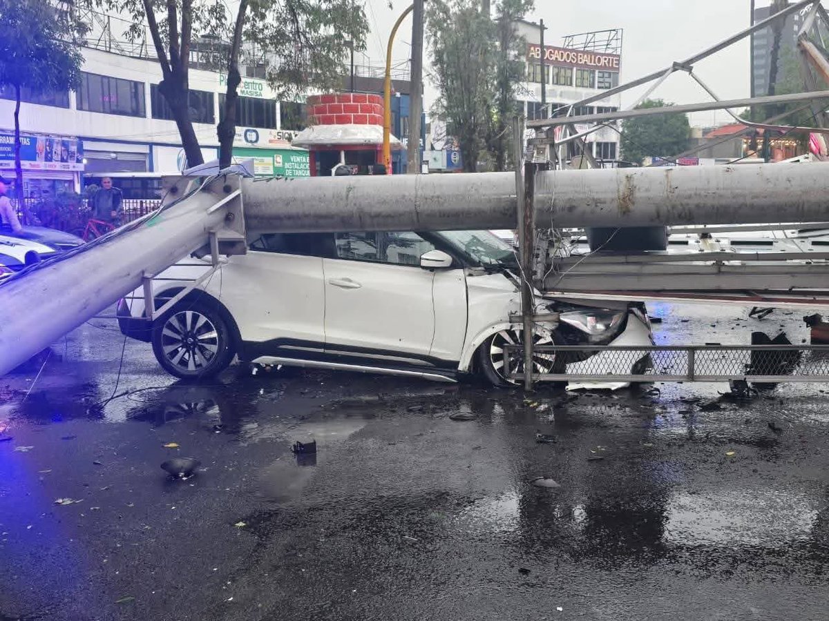 ReporteNR's tweet photo. CAE ESPECTACULAR EN #Tlalnepantla 

Un anuncio espectacular cayó sobre un vehículo en la Glorieta Sor Juana, Tlalnepantla, frente al Ministerio Público, antes de cruzar Periférico. 
Seguro has pasado por este lugar, ¿cuál es tu opinión? #Edomex  #NicolasRomero https://t.co/SM6FqR10oW