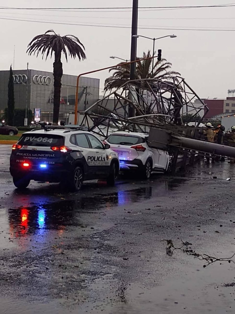 ReporteNR's tweet photo. CAE ESPECTACULAR EN #Tlalnepantla 

Un anuncio espectacular cayó sobre un vehículo en la Glorieta Sor Juana, Tlalnepantla, frente al Ministerio Público, antes de cruzar Periférico. 
Seguro has pasado por este lugar, ¿cuál es tu opinión? #Edomex  #NicolasRomero https://t.co/SM6FqR10oW