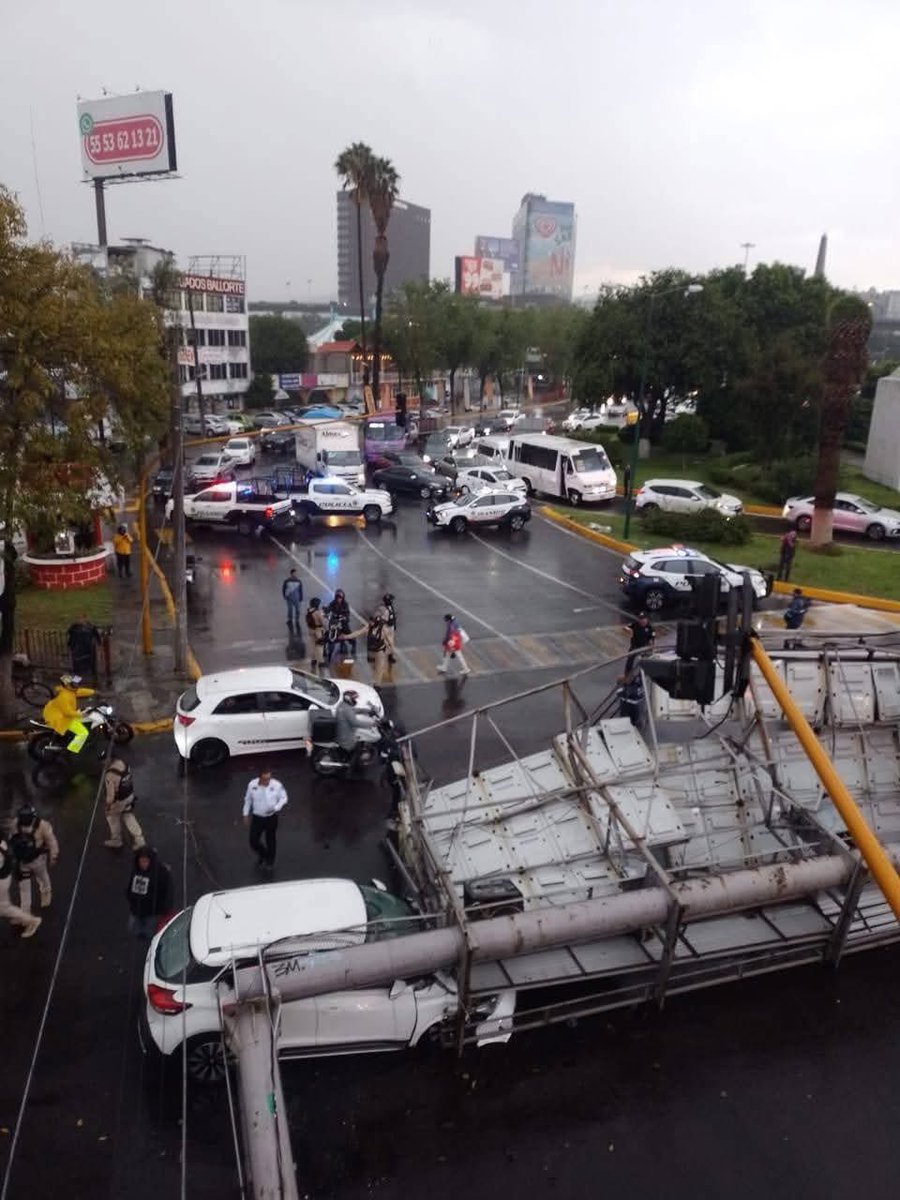 ReporteNR's tweet photo. CAE ESPECTACULAR EN #Tlalnepantla 

Un anuncio espectacular cayó sobre un vehículo en la Glorieta Sor Juana, Tlalnepantla, frente al Ministerio Público, antes de cruzar Periférico. 
Seguro has pasado por este lugar, ¿cuál es tu opinión? #Edomex  #NicolasRomero https://t.co/SM6FqR10oW