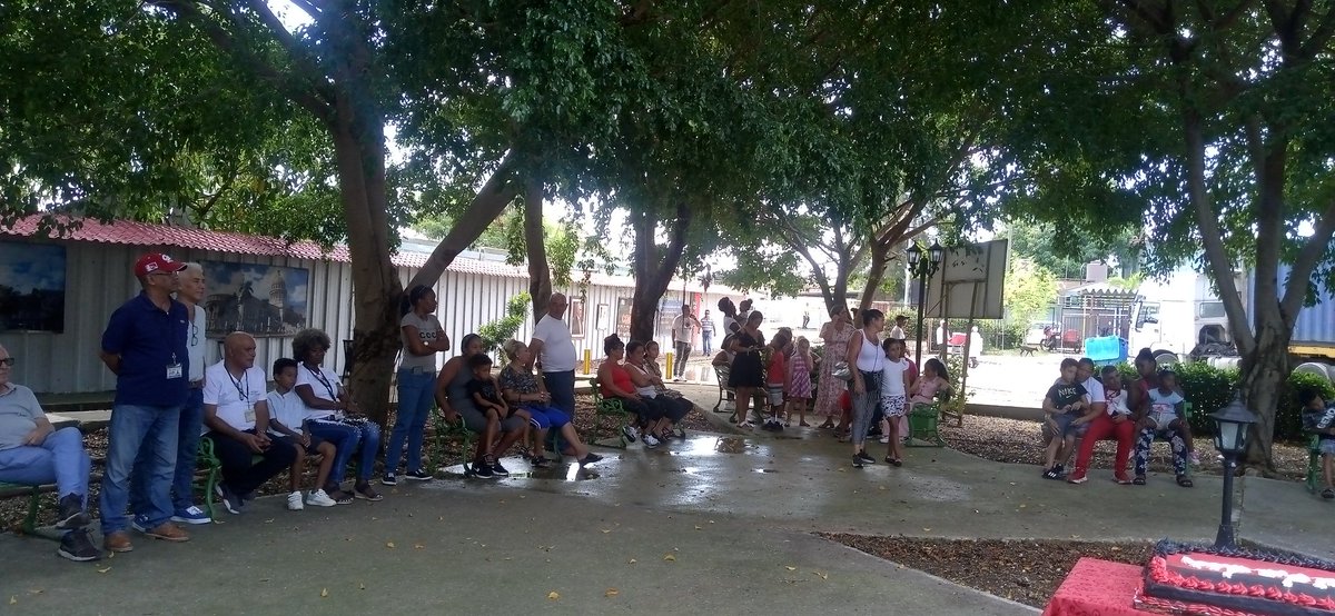 A los niños de la OSDE <a href="/geiacuba/">Grupo Empresarial de la Industria Alimentaria</a> le contamos sobre Fidel. En el 99 Aniversario el encuentro con el legado del Comandante fue la ocasión para regalarle a todos el parque de los mártires un espacio materializado por el colectivo de <a href="/COMELECMinal/">COMELEC</a> 
#FidelPorSiempre 
#100AñosConFidel