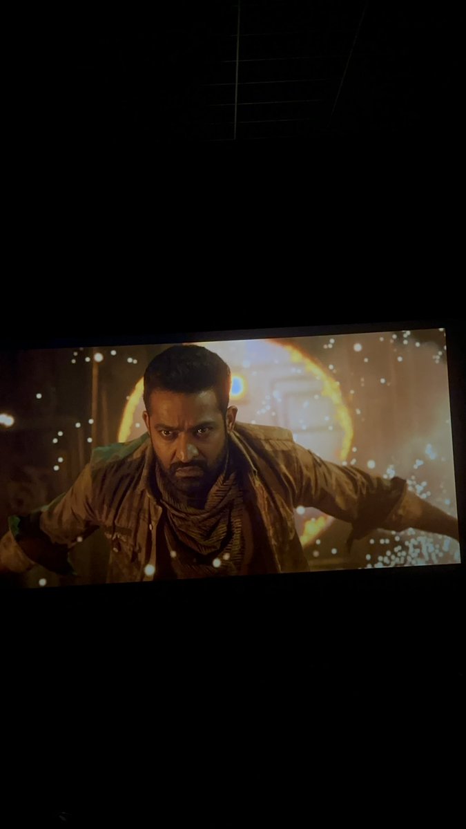 hemanth0727's tweet photo. Mental…Mental…Na..Kodukuuuuu……
Masss Entryyyy🔥🔥🔥🔥 #Ntr #War2 https://t.co/Dh51fTjKlY