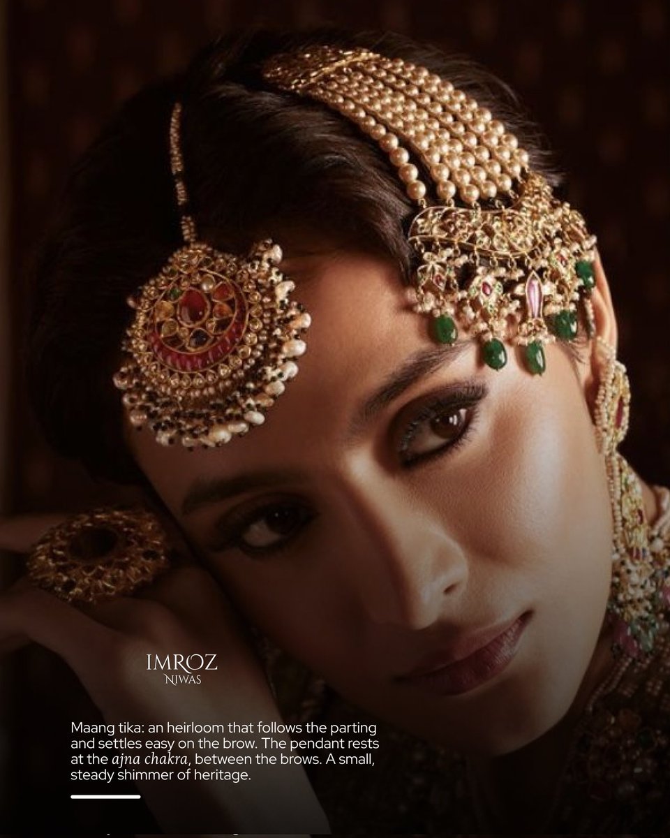 ImrozNiwas's tweet photo. Worn at the parting of the hair, the Maang Tika is more than ornament — it is a symbol of grace, beauty, and auspicious beginnings. From royal courts to wedding mandaps, this forehead adornment has framed the faces of brides and women of honor for centuries✨️ https://t.co/YoyRpX3Xq2