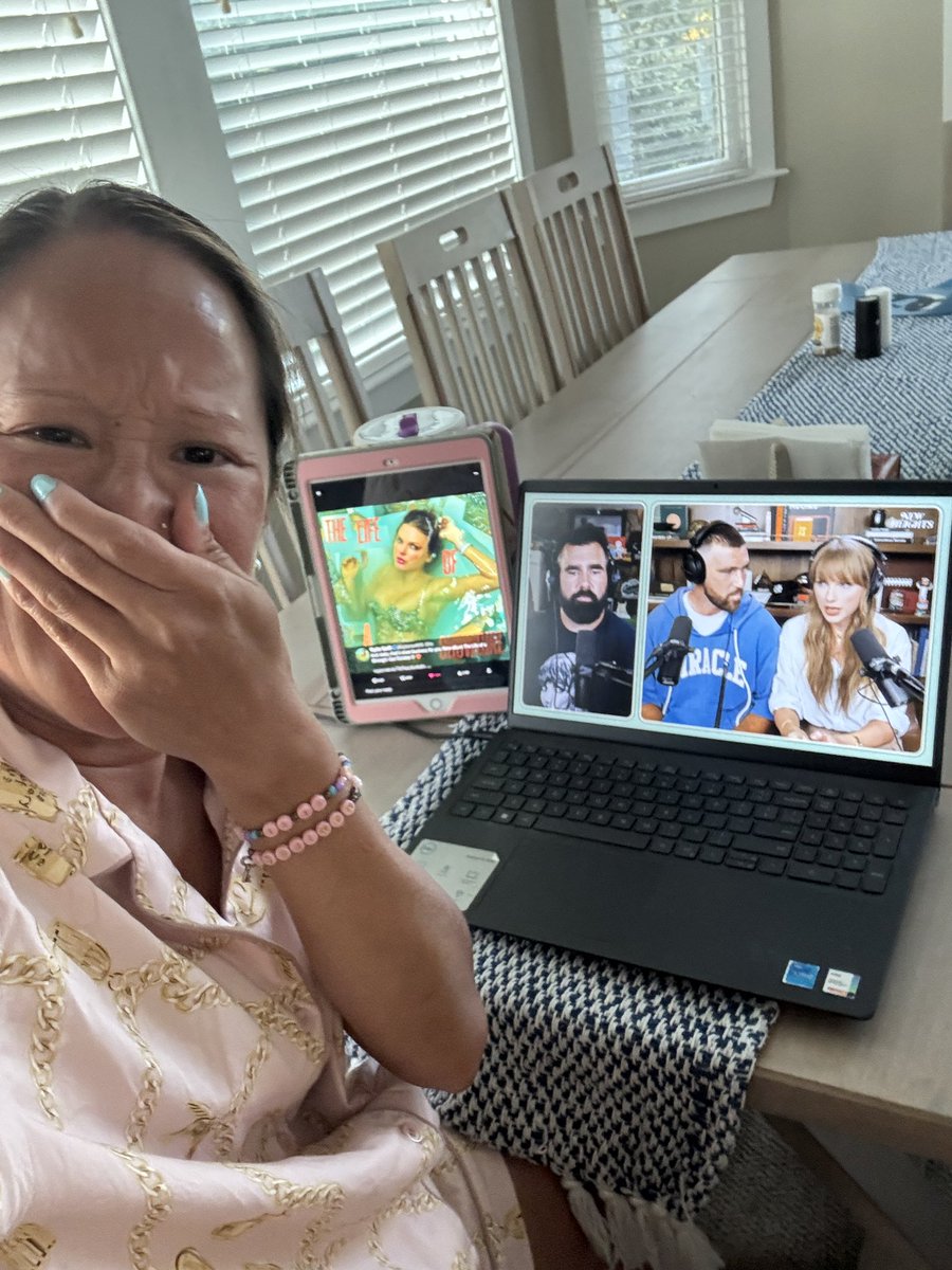 SwimBeckRun's tweet photo. @JasonKelce @taylornation13 HERE AND SO EMOTIONAL https://t.co/YfYnMaEx0M