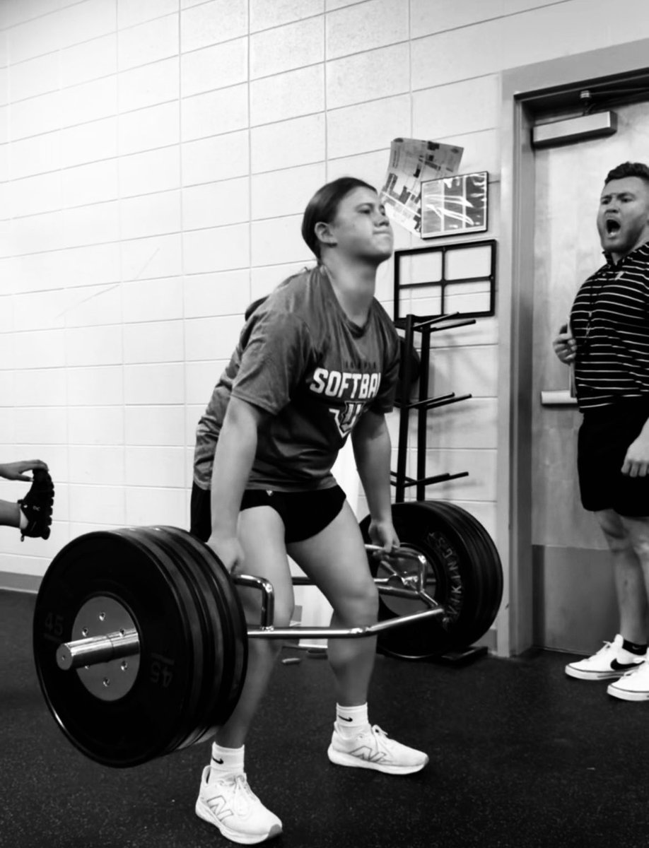AmerisWalters24's tweet image. Max Week! Back squat: 265 Deadlift: 315 #lifting #deadlift #backsquat #Freshman #pitcher #notfinished @KayleeHorton13 @Vikes_Softball