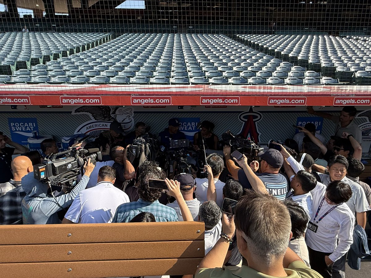 claudiagestro's tweet photo. Dave Roberts meets with the media before the game. 🎤⚾
#DaveRoberts #Dodgers #BlueCrew #DodgersBaseball #MLB #BaseballLife #MLBPlayers #LosAngelesDodgers #GameDay #MediaScrum #ManagerTalk #BaseballDaily #MLB2025 #PressConference #DodgersManager https://t.co/PeqlkzmGAD