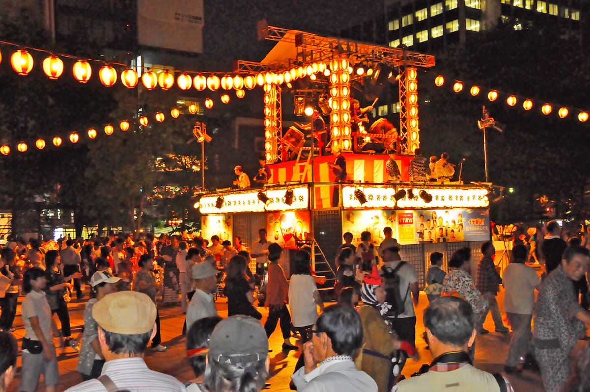 skydog3412's tweet photo. 札幌の夜はそろそろ半袖だとちょっと寒くなってくる、夏の風物詩、大通り公園の「北海盆踊り」

写真は札幌市観光ライブラリーより https://t.co/xwFCHig8pV