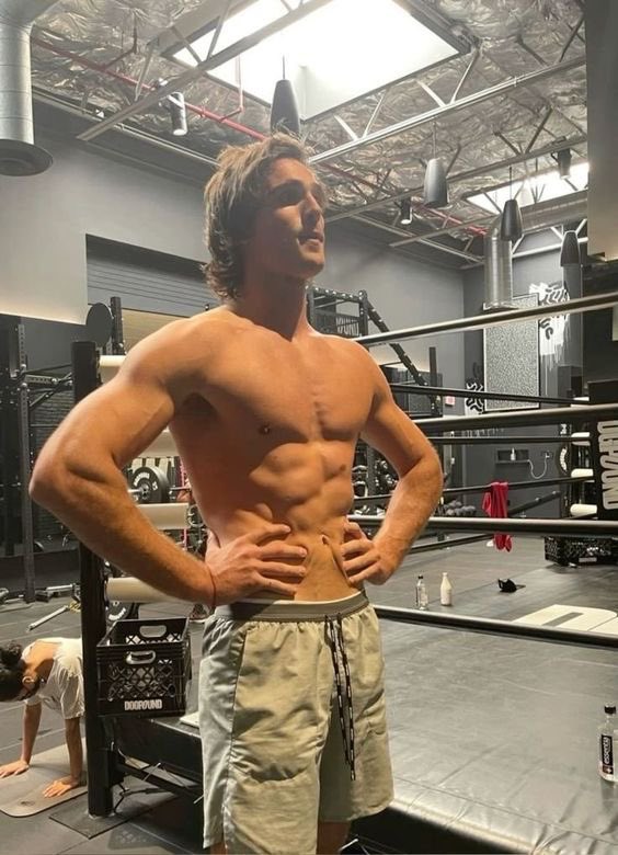 Poo Crave (@poo_crave) on Twitter photo Jacob Elordi is reportedly single. Jacob Elordi is reportedly single.