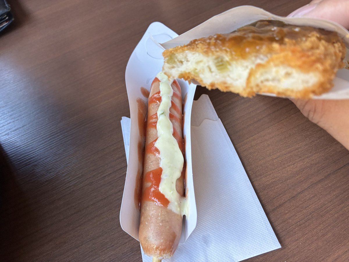 朝飯。わさびソフトとわさびコロッケ、わさびフランク。良き。