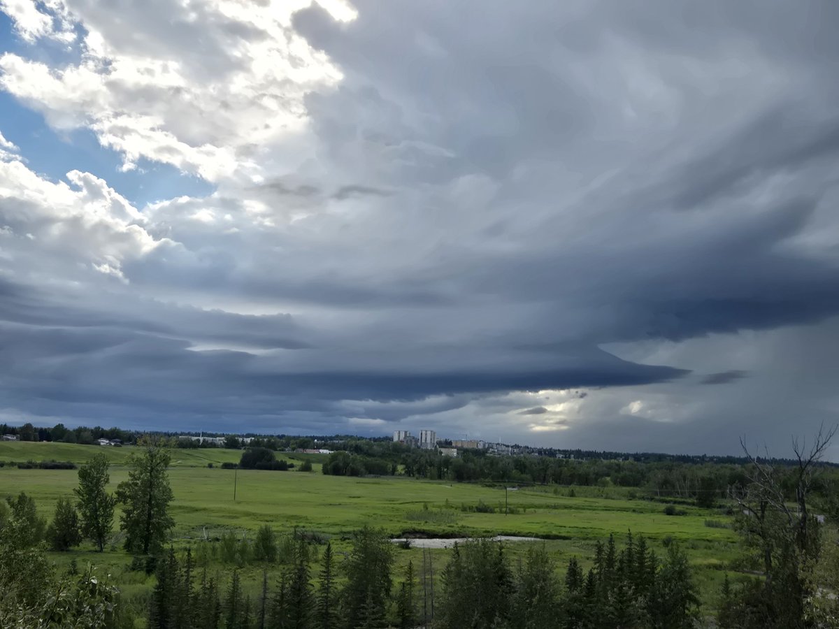 CrestaB1's tweet photo. Nice little cell west of calgary 543pm  #abstorm https://t.co/BFOfyZTuJT