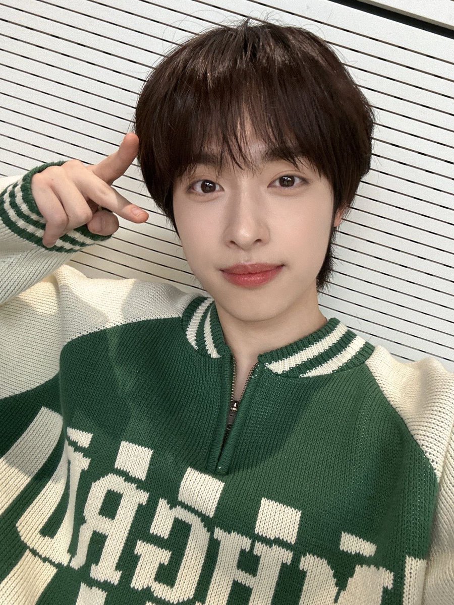 jjoochuu's tweet photo. BREAKING NEWS: GAON of Xdinary Heroes has reportedly put both fingers inside a chinese finger trap and has been stuck for the past six hours https://t.co/nbbqtnmLm4