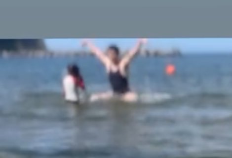 次女、海デビュー✨のムービー見返してたら
スク水で子供に襲いかかる変態にしか見えない夫が後ろに映り込んでて笑い死んだ