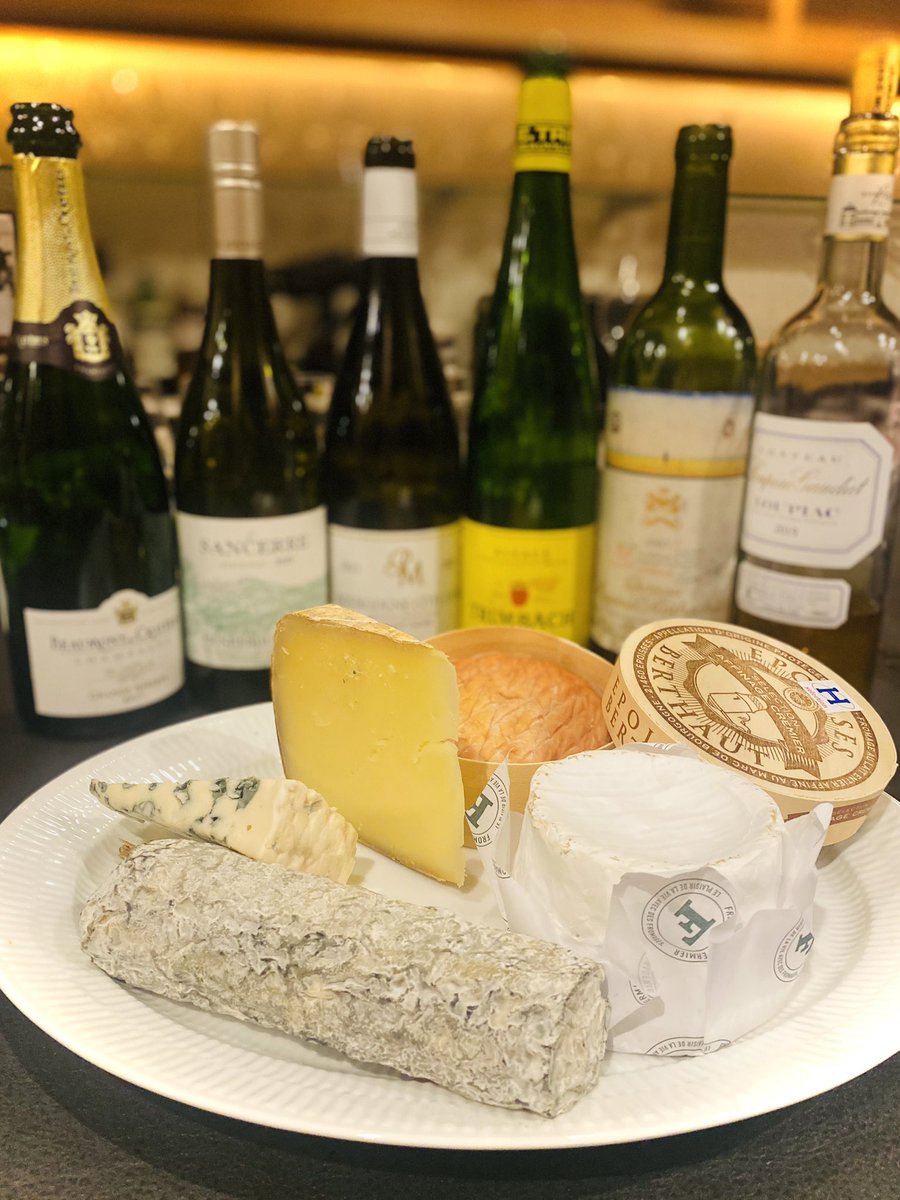 西麻布『KEYAKI』さんで開催したチーズとワインのペアリングセミナー🇫🇷フレーヴァーはもちろん、産地や熟成を意識してペアリングを構成しました。　

目玉ワインのシャトー・ムートン・ロートシルトは、仔羊のロティはもちろん、ロックフォールやオッソー・イラティなど羊乳製チーズとも相性抜群🐏🧀