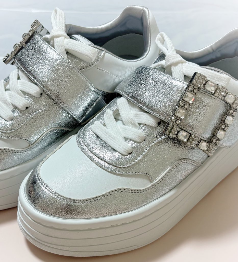 連勤えらすぎるので一目惚れしたスニーカーを買うなどした💎かわいすぎる😭✨　皆さまの配信なかなか行けなくて悲しいけど乗り切る💪