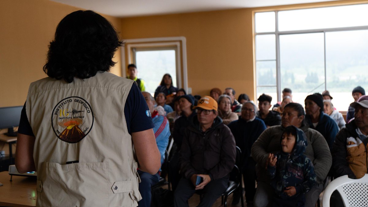 SeguridadeQuito's tweet photo. 👷🏾♀️👷🏼♂️ #QuitoConPrevención | En #Lloa 👴🏾🧑👧🏻 recibimos una charla del @IGecuador 🗣️ sobre el estado del volcán 🌋 #GuaguaPichincha: sin riesgo actual, pero con la advertencia de NO descender al cráter 🚫 por gases tóxicos.
🔜 Formaremos el Comité Comunitario de Gestión de Riesgos y haremos simulacros con brigadistas.
#QuitoRenace