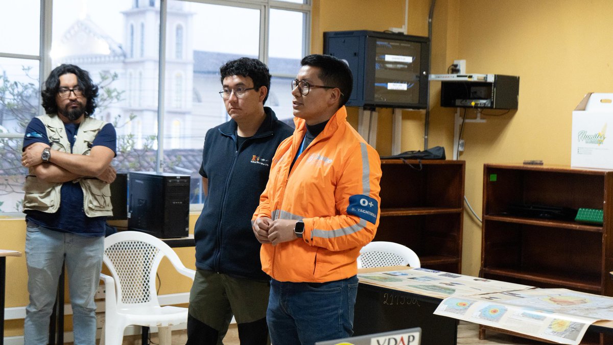 SeguridadeQuito's tweet photo. 👷🏾♀️👷🏼♂️ #QuitoConPrevención | En #Lloa 👴🏾🧑👧🏻 recibimos una charla del @IGecuador 🗣️ sobre el estado del volcán 🌋 #GuaguaPichincha: sin riesgo actual, pero con la advertencia de NO descender al cráter 🚫 por gases tóxicos.
🔜 Formaremos el Comité Comunitario de Gestión de Riesgos y haremos simulacros con brigadistas.
#QuitoRenace