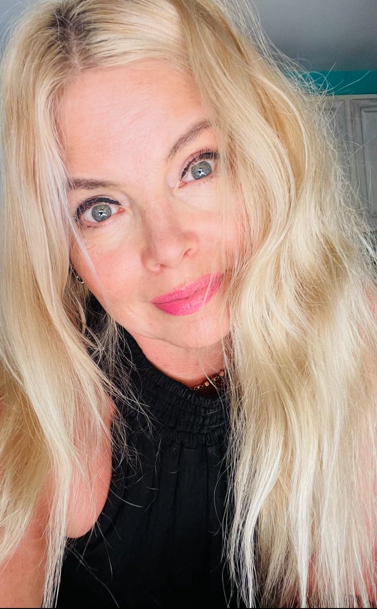 machel_shull's tweet photo. @simonschuster is now distributing my first two books, MIDDLE AGE BEAUTY & LIVE LOVE SOUL. #author #books #simonschuster https://t.co/SjKQgMg7hN