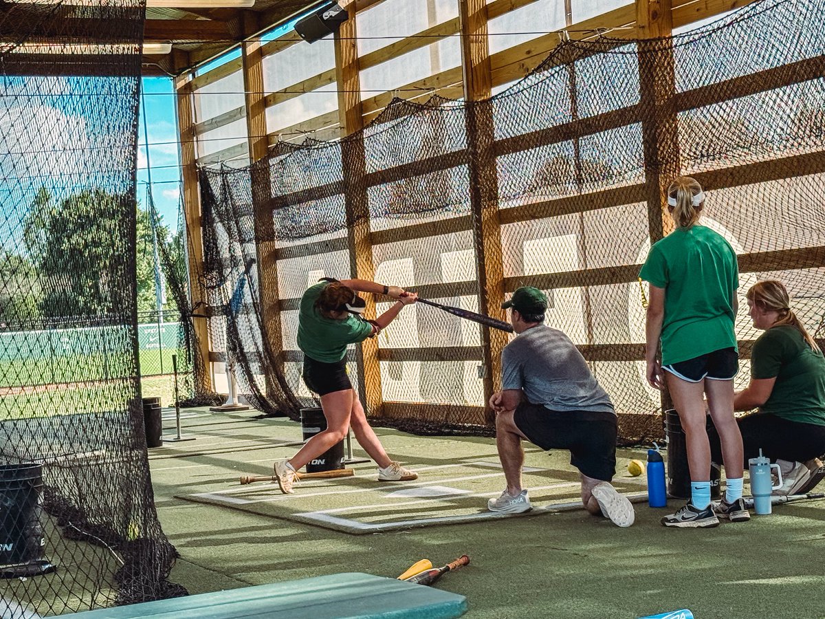 miakovacs03's tweet photo. Got some great hitting in tonight with @jwint11 and some of my future teammates 💚🖤 Talked about being selectively aggressive at the plate and staying connected!! 
@PACKUPSTATE @Coach_TMeds @HawkinsChawkins @BEP_Polk @tori_polk22 @JMBP_theONLYONE @CarEliteNCorg @MaddalunaDave https://t.co/reWMze3LON