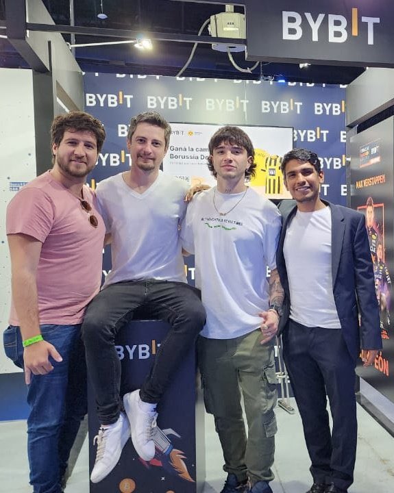 porqtendenciaa's tweet photo. “PRESO”

Por esta foto que se viralizó de Julian Serrano junto a su socio Torreones Godoy, acusados de participar en la estafa LIBRA por la cual podrían ir presos durante 15 años. https://t.co/0xlVuWl0GT