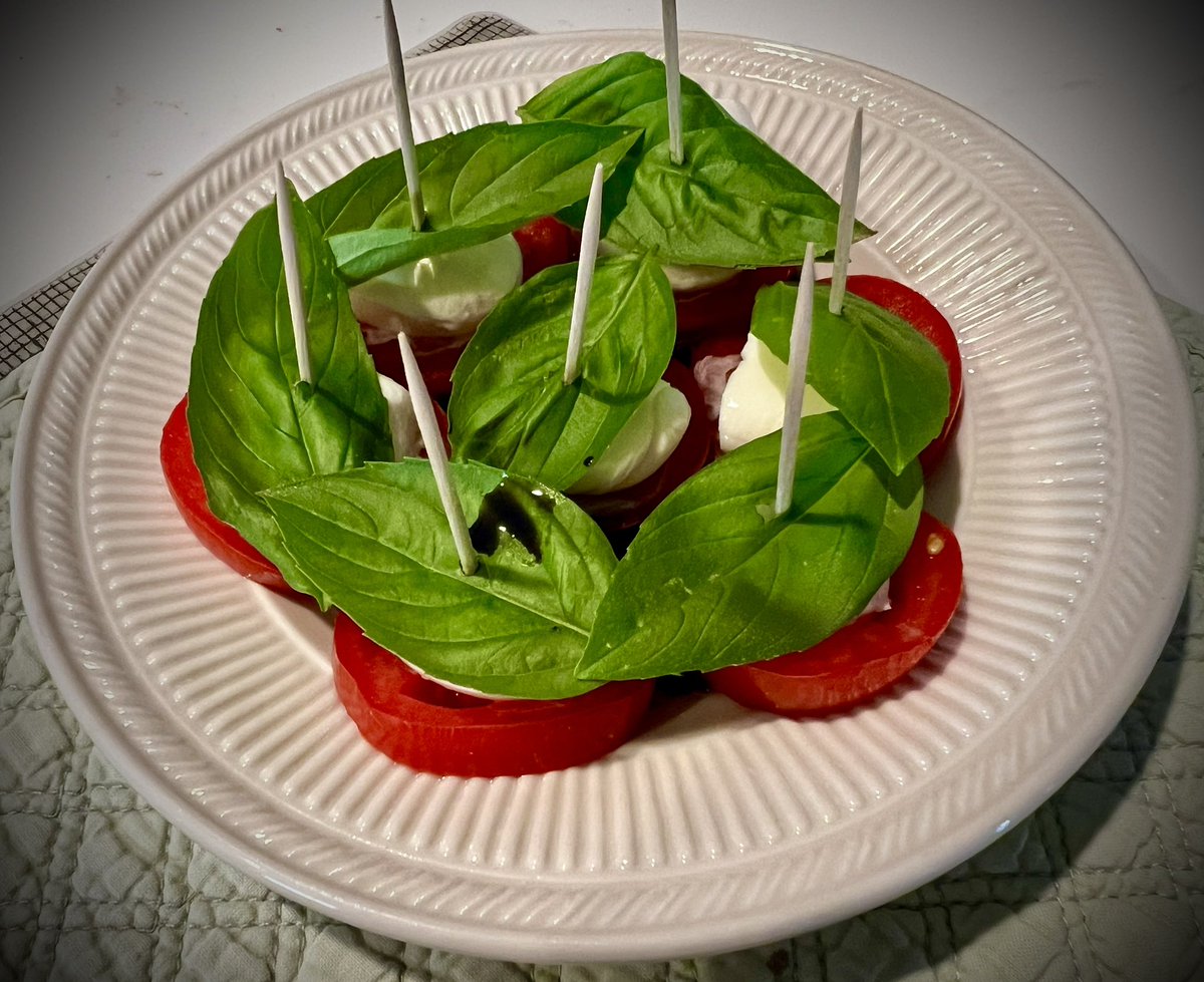 mlzema's tweet photo. #TwitterSupperClub
#PastaWednesday!

Bucatini Pasta w/Marinara Sauce, Grated Pecorino Romano Cheese &amp; Chopped Italian Pasta
Italian Sausage 
Caprese Salad &amp; Garlic Toast
Red Blend Table Wine https://t.co/x9umHX1YLw