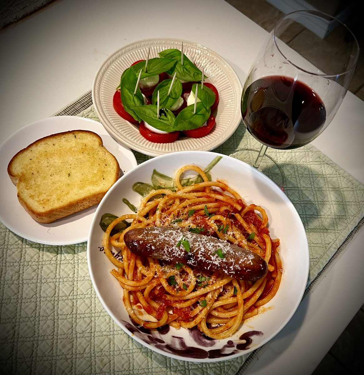 mlzema's tweet photo. #TwitterSupperClub
#PastaWednesday!

Bucatini Pasta w/Marinara Sauce, Grated Pecorino Romano Cheese &amp; Chopped Italian Pasta
Italian Sausage 
Caprese Salad &amp; Garlic Toast
Red Blend Table Wine https://t.co/x9umHX1YLw