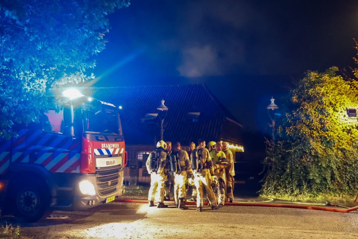 Flinke buitenbrand achter woning in Wijbosch