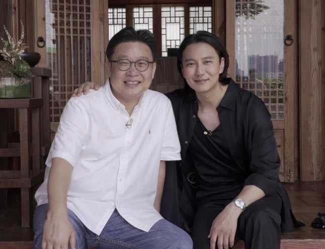 imbcenews's tweet photo. 김남길, 광복 80주년 맞아 '도심 속 독립운동 역사' 알린다 
#김남길 #KimNamGil #광복80주년 #대한이살았다 #iMBC연예 

이번 11분 분량의 영상은 KB국민은행 '대한이 살았다' 캠페인의 일환으로 제작됐다. 한국어로 먼저 공개된 후 다음주에 영어로도 공개될 예정이다.

이번 영상에서는 서 교수와 김남길이 함께 출연해 도심 속 독립운동 유적지를 직접 안내했다. 

영상의 주요 내용은 건축왕 정세권이 지켰던 북촌 마을, 앨버트 테일러의 가옥 딜쿠샤, 시인 윤동주를 기리는 윤동주 기념관을 상세히 소개하고 있다.

김남길은 "이번 영상을 국내외 누리꾼이 많이 시청한 후 역사적 현장도 방문해 주길 바랄 뿐"이라고 밝혔다.

🔗https://t.co/o2p4hRpwR9