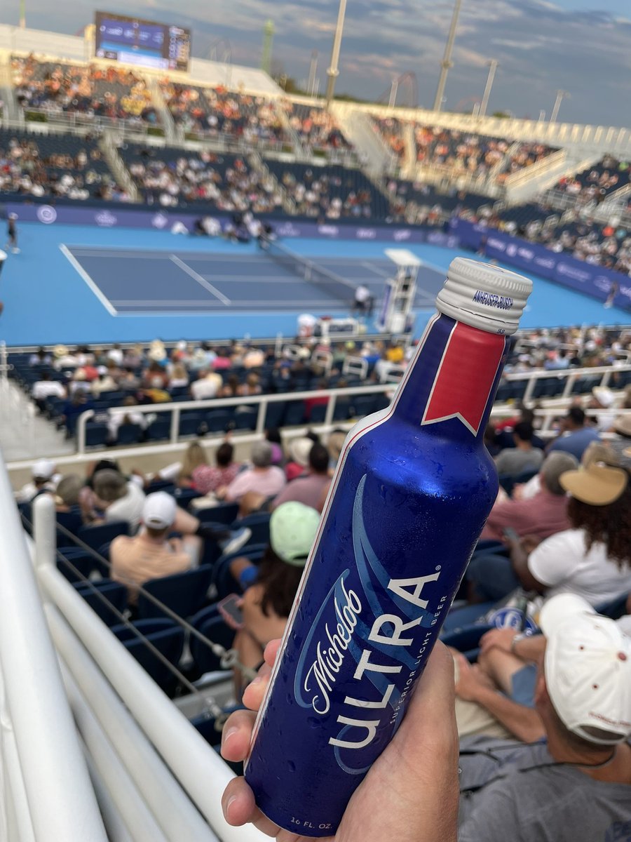 SeanMaranda's tweet photo. #Cincytennis &amp; @MichelobULTRA two of my favorites. It’s been a hot but fun three days. 🥵🎾 https://t.co/sqX19SZJrO