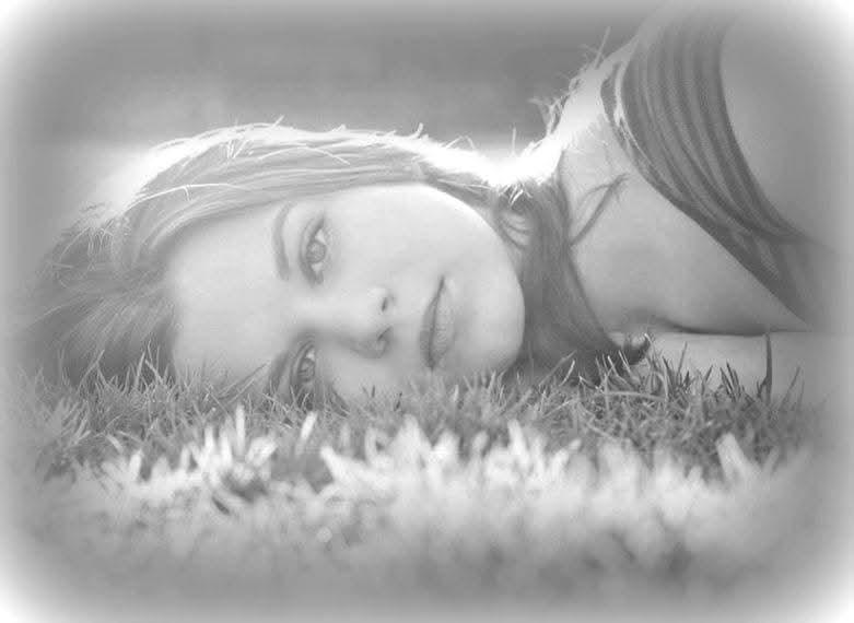 "La nostalgia es la manera en que el alma se aferra a los días que nunca debieron irse".

— Haruki Murakami