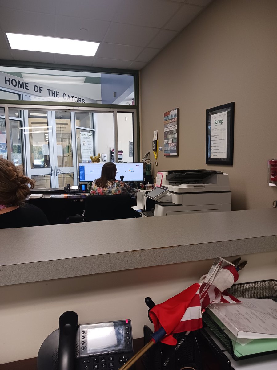 MrGoddard3's tweet photo. Kudos to @HAYLEYCULBERTS1 for going above & beyond & serving as receptionist and assistant principal @AndersonGators! @KDussette @LaTracyHarris @SISD_CoA Robyn Carrier @kfalcon97 #inspirationalleadership @SpringISD #FirstDaysofSchool https://t.co/ApJfgabI7b
