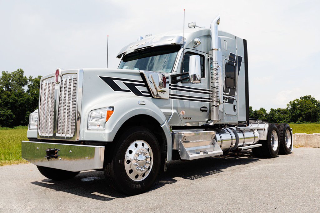 MHCKenworth's tweet image. Check out this 2021 #Kenworth W990. Equipped with a PACCAR MX-13 engine, 18 speed transmission &amp;amp; 52 inch raised roof sleeper. Contact MHC Kenworth - Little Rock today for more information! 

More truck details here 👉 bit.ly/46VluHy